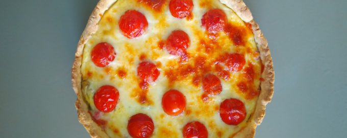 Пирог — Киш Лорен с томатами и моцареллой