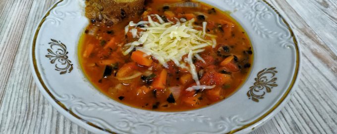Томатный суп с базиликом и гренками