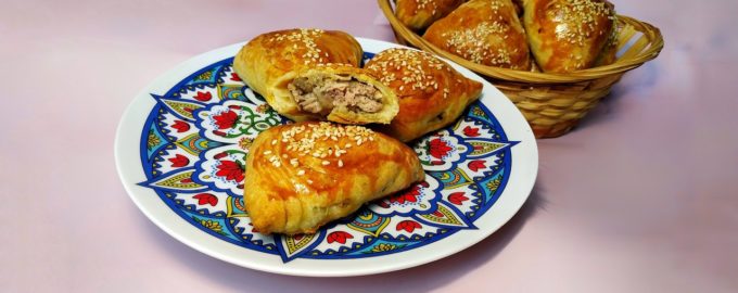 Узбекская самса с мясом из слоеного теста