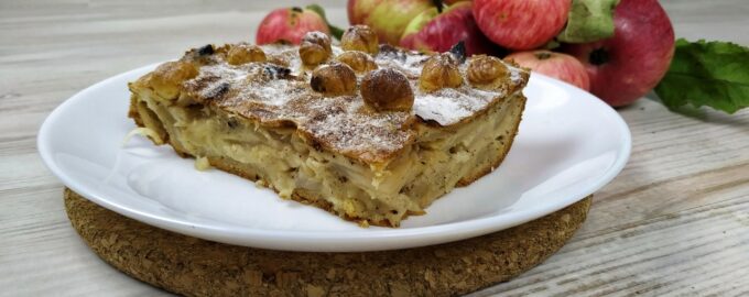 Яблочный пирог с орехами и корицей