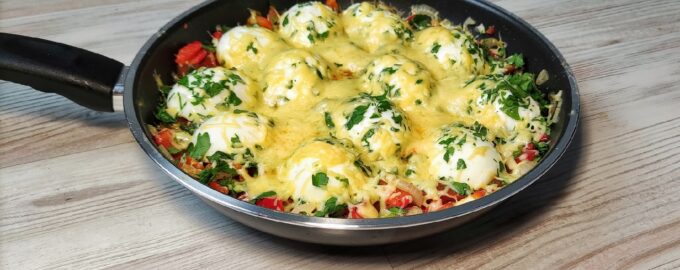 Вареные яйца с овощами и сыром на завтрак
