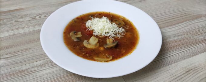Томатный суп с мясом и грибами